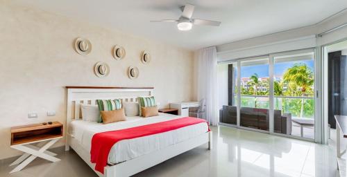 Luxury Ocean view condo in Mareazul Beach front Almajuma House — 4-Star Luxury Hotel in Playa Del Carmen, Mexico
