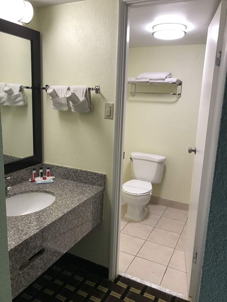 Days Inn by Wyndham Fort Wright Cincinnati Area - photo 38