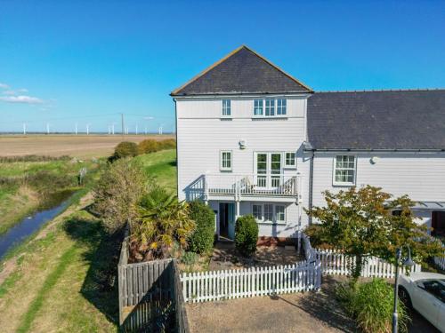 Marine House — 4-Star Luxury Hotel in Camber, United Kingdom