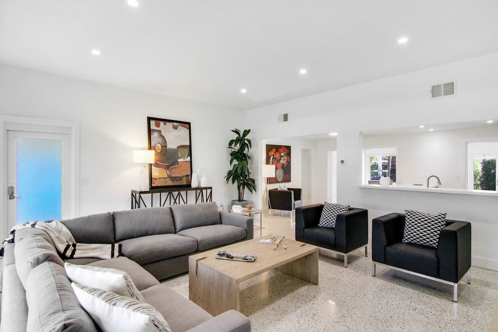 La Casa Blanca Minutes From the Beach — 4-Star Luxury Hotel in Delray Beach, United States