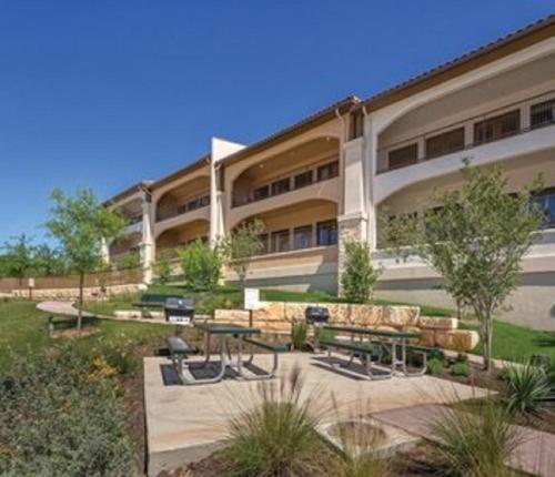 Thoughtful 1BD condo with resort amenities on banks of Lake Marble Falls — hotel in Marble Falls