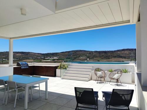 Panorama Lounge Romantic Getaway with private pool — 4-Star Luxury Hotel in Mgarr, Malta