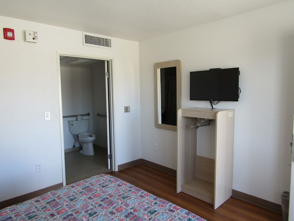 Econo Lodge Inn & Suites Yuma - photo 19