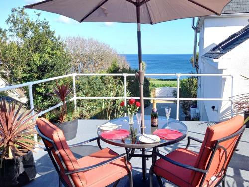 Blue Hills Luxury Apartment Bay Front with Parking — 4-Star Luxury Hotel in Falmouth, United Kingdom