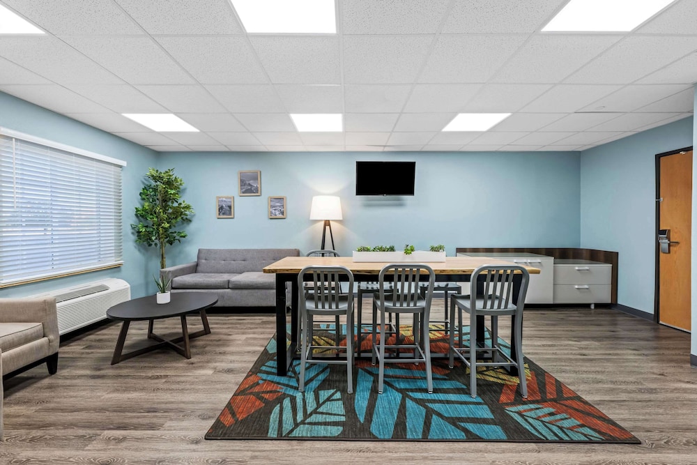 WoodSpring Suites Hobbs - photo 4