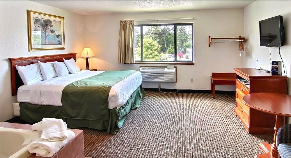 Days Inn & Suites by Wyndham Traverse City - photo 21