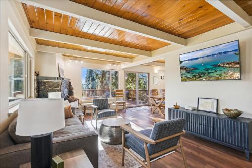 Cedar Chalet by Tahoe Getaways Stunning 3BR with Fireplace & Pet Friendly — 4-Star Luxury Hotel in Tahoe Vista, United States