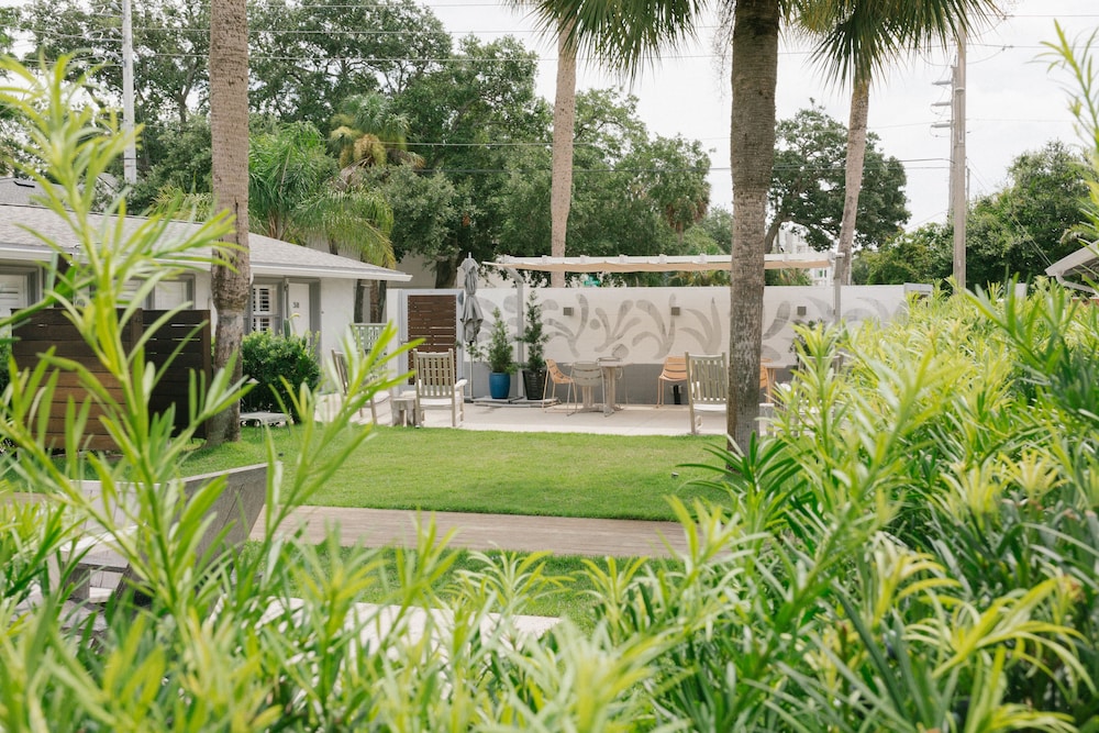 The Hotel Palms Courtyard - photo 71