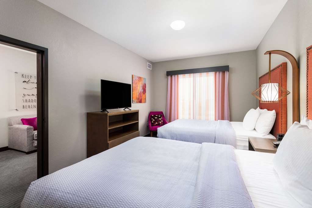 La Quinta Inn & Suites by Wyndham Augusta Near Fort Gordon - photo 22