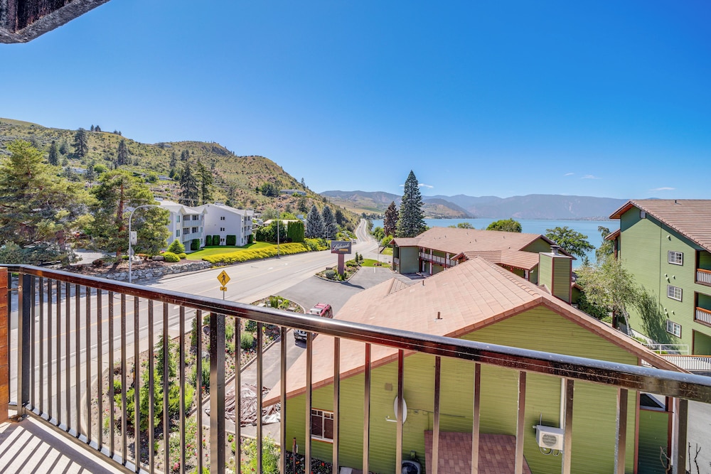 Chelan Home Views Pool Hot Tub and Beach Access — 4-Star Luxury Hotel in Chelan, United States