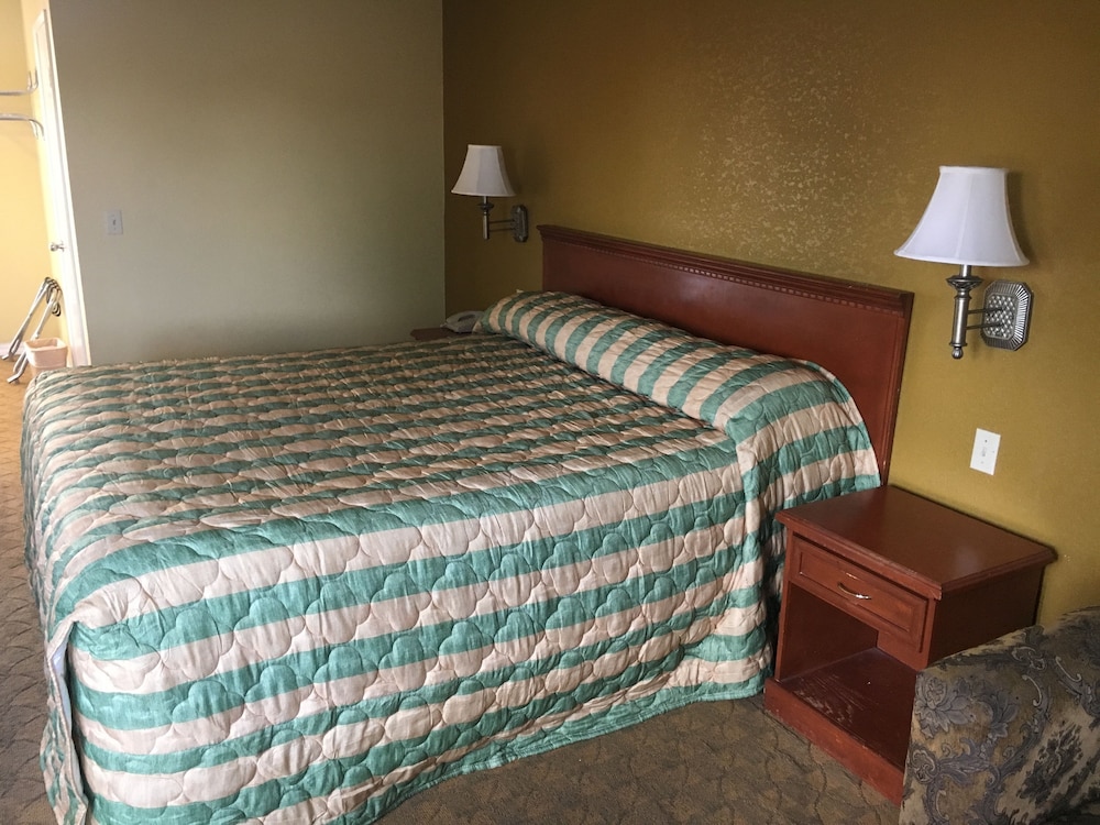 Bellflower Travel Inn - photo 23