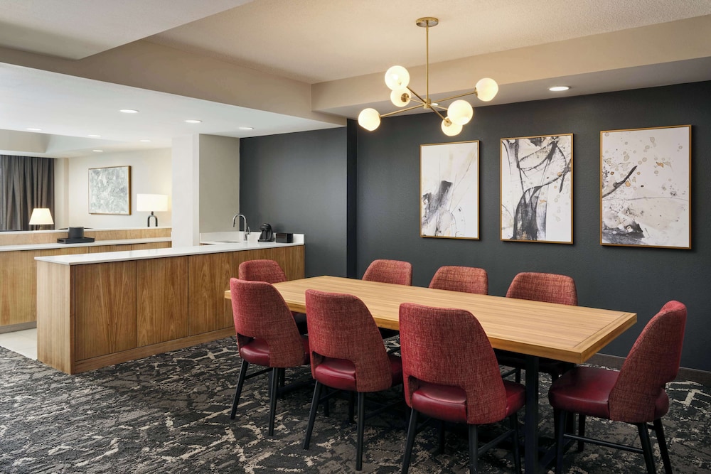 Embassy Suites by Hilton Hampton Convention Center - photo 22