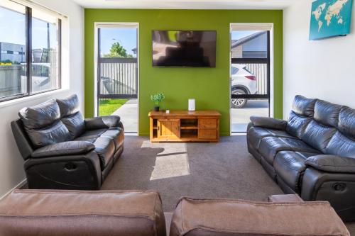 Large Family Home Near The Landing — 4-Star Luxury Hotel in Christchurch, New Zealand