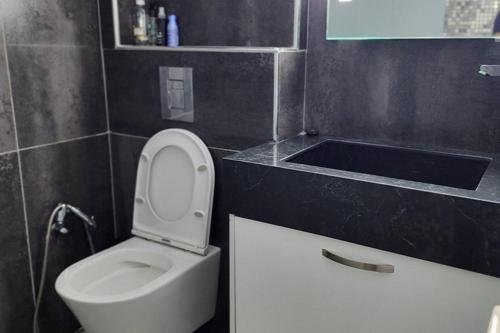 Prime Beachfront Apartment on Larnaca Finikoudes