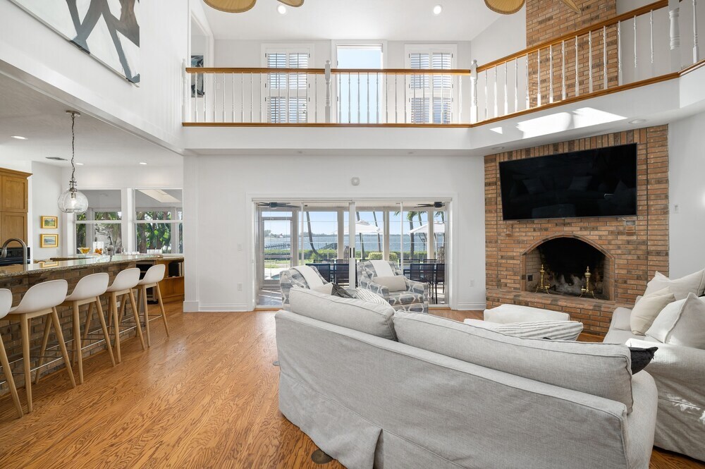Palma Sola Bay House Private Dock Heated Pool & Spa Game Room & More — 4-Star Luxury Hotel in Bradenton, United States