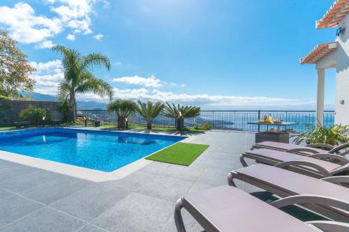 Palm Paradise Villa by AH — 4-Star Luxury Hotel in Camara De Lobos, Portugal