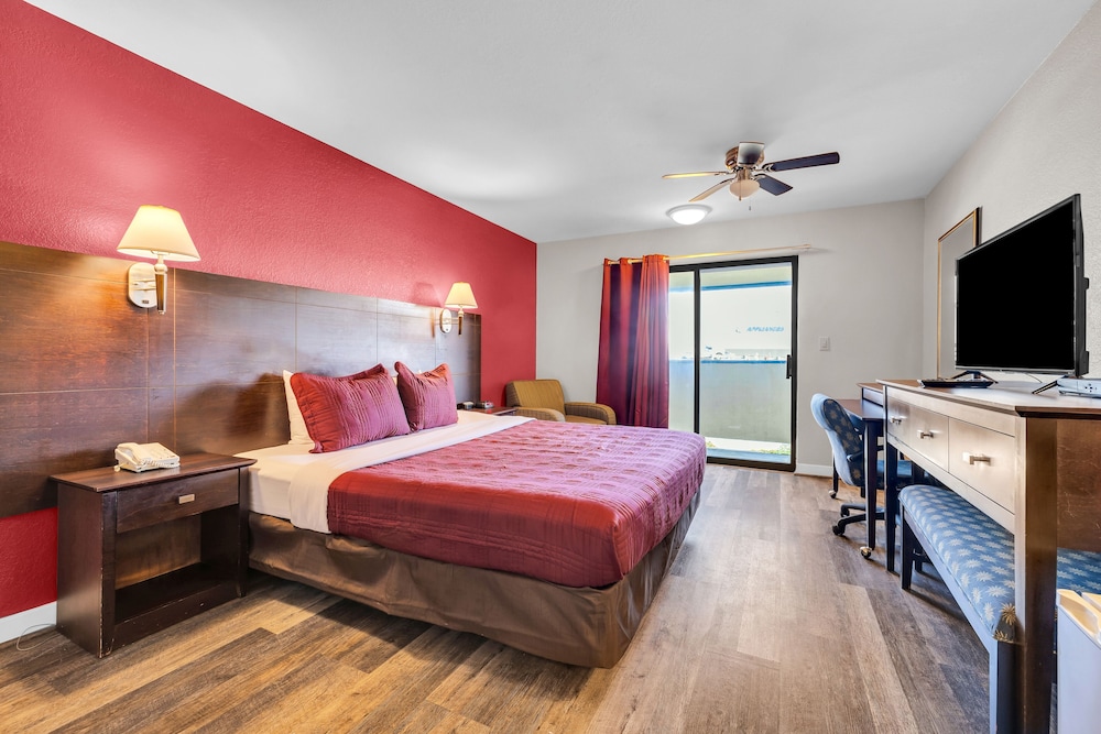 Econo Lodge Bay Breeze - photo 11