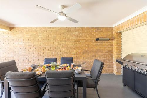 Small dog friendly 4 49 Bonito St air con & Wi Fi — Corlette — photo 4