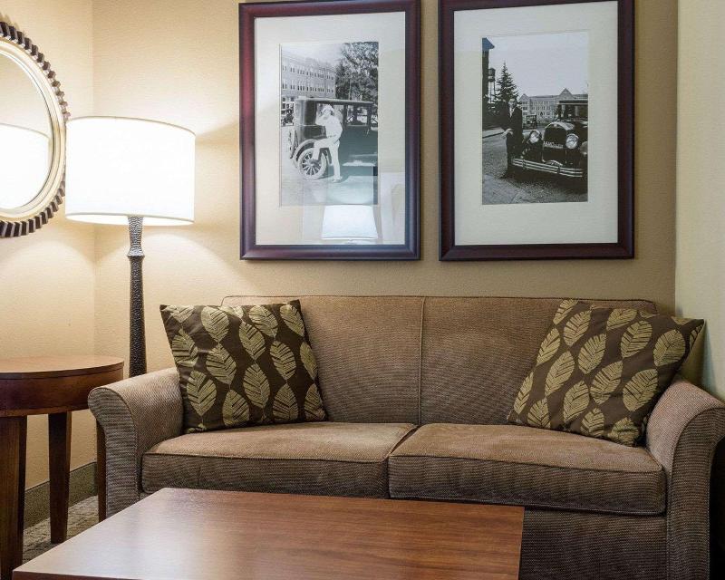 Russell Inn and Suites - photo 15