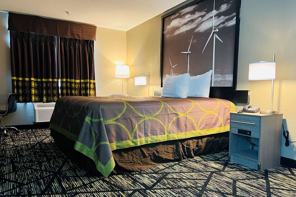Super 8 by Wyndham Pratt - photo 20