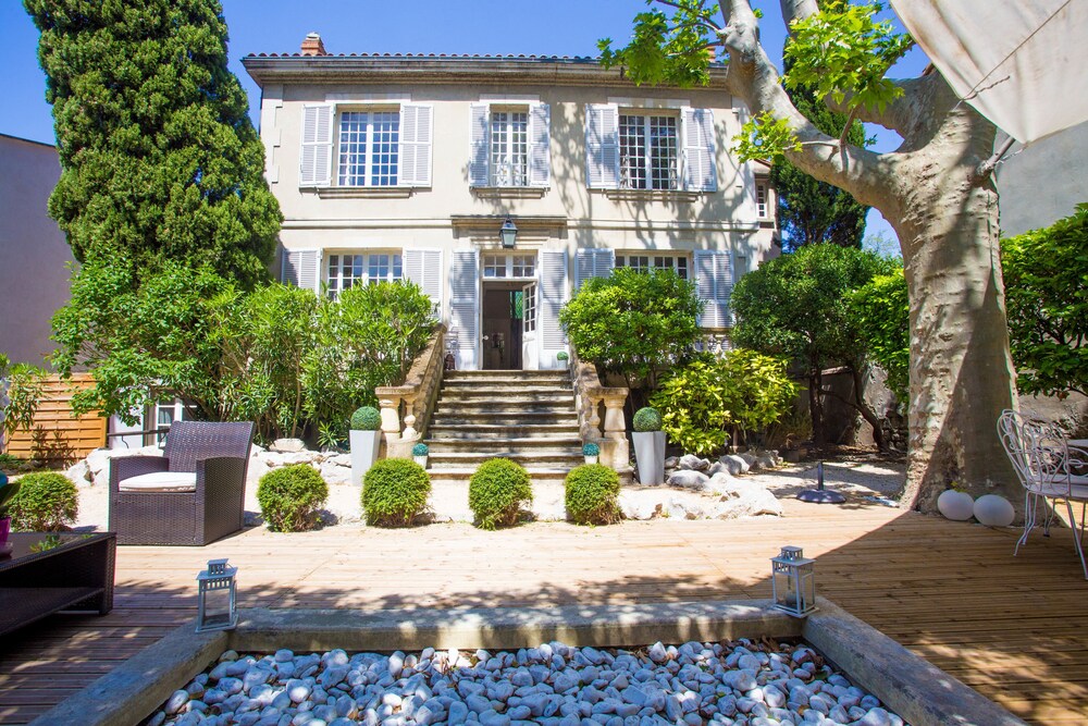 Maison Chants d'Oiseaux — 4-Star Luxury Hotel in Avignon, France