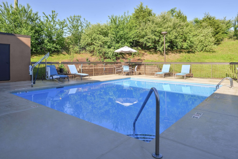 Hampton Inn Staunton - photo 28