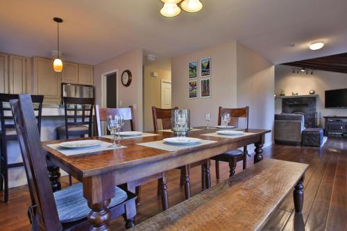 Lily Pad Hot Tub Private Dock BBQ Game Room Walk to Town Fast WiFi Dog Friendly - photo 12