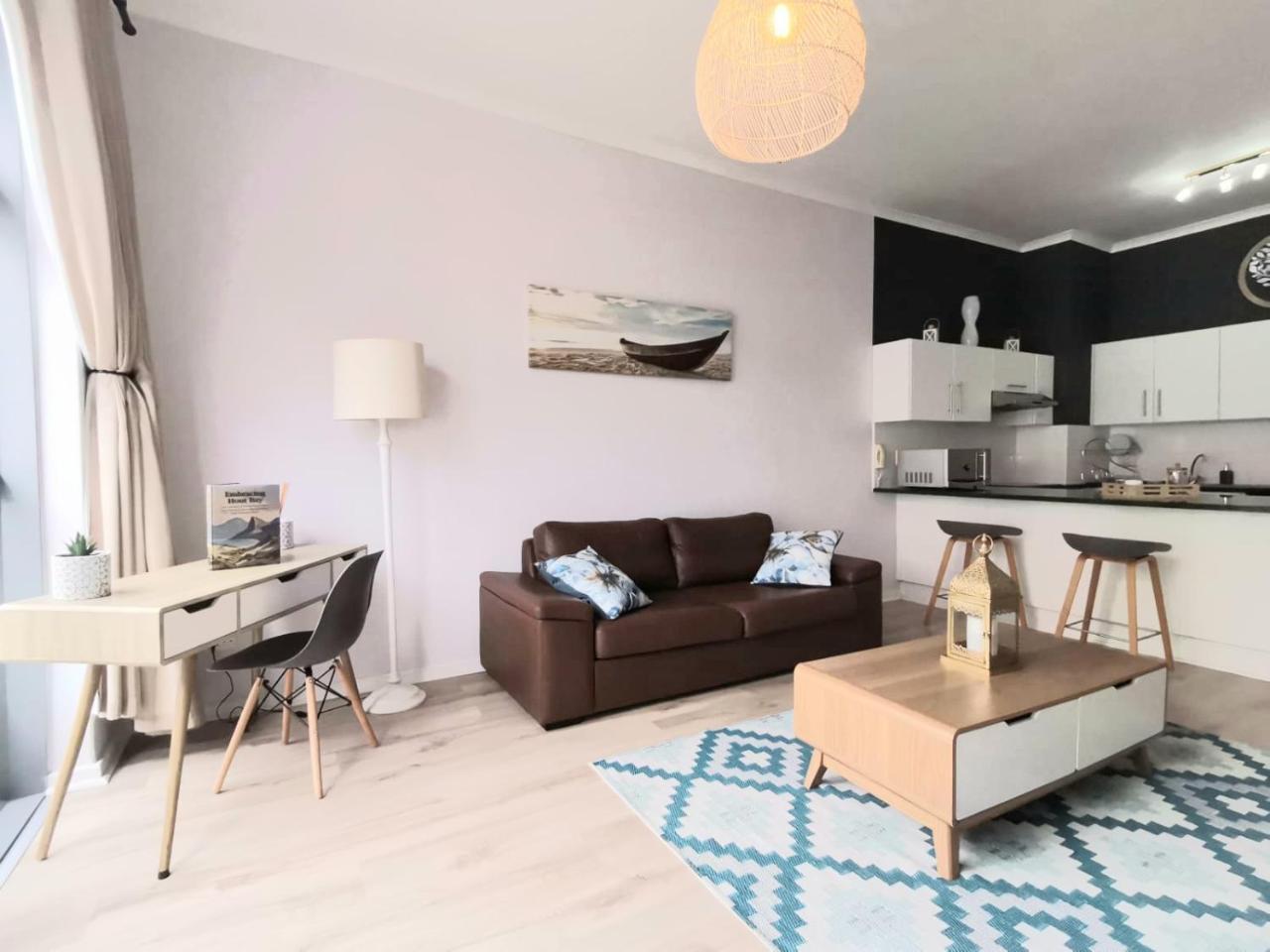 Surfers Corner Beach Apartment with Secure Parking
