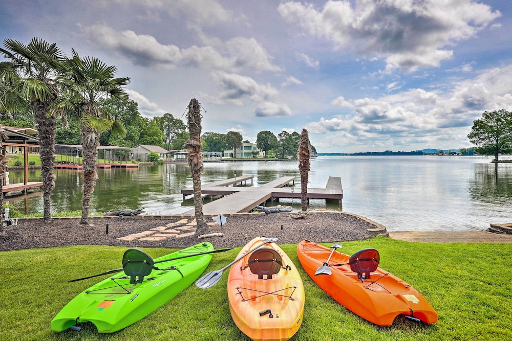 Waterfront Home about 4 Mi to Oaklawn Racing Casino in Hot Springs, United States