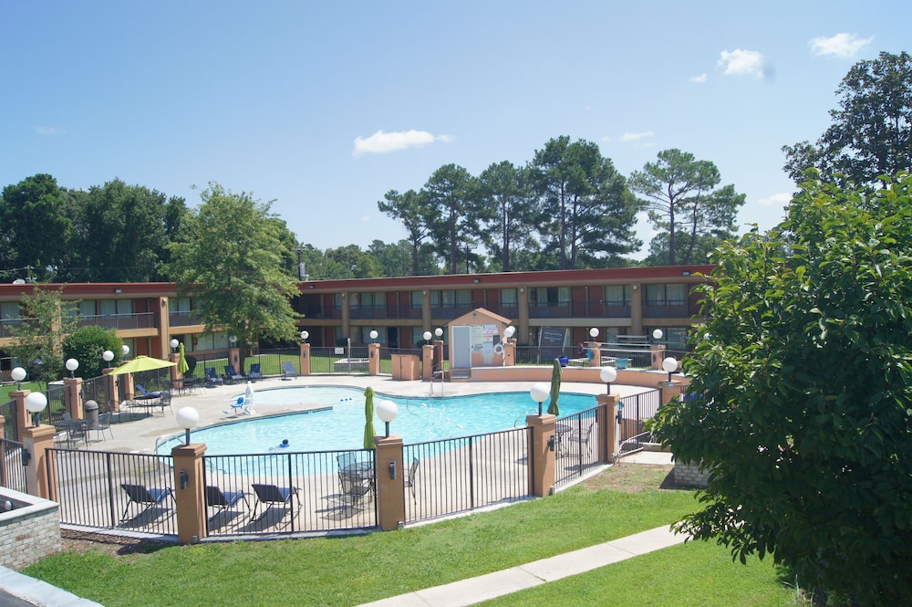 Days Inn by Wyndham Durham Near Duke University - photo 60