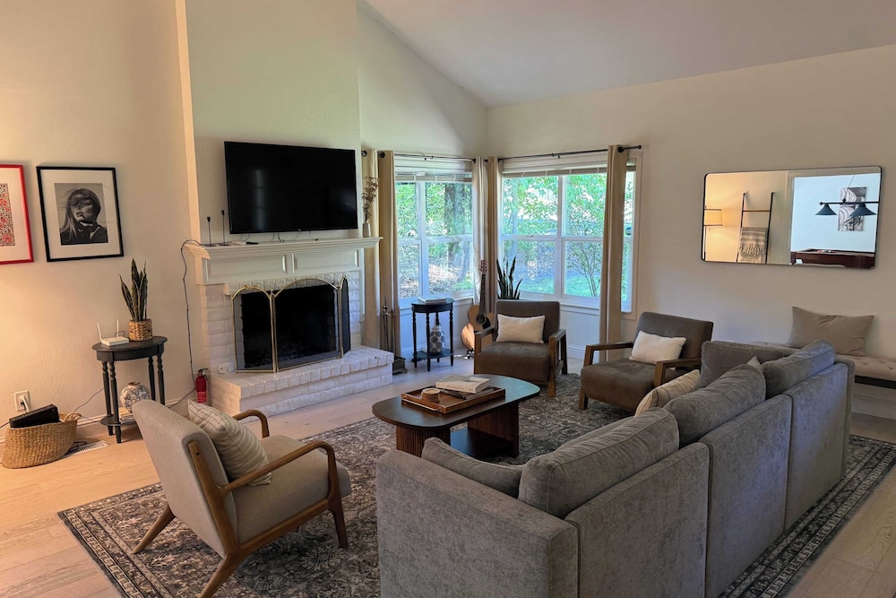 Clementine By Avantstay Bright Modern Retreat w Pool Pool Table & Large Patio - photo 8