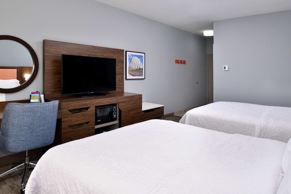 Hampton Inn Kansas City Northeast - photo 12