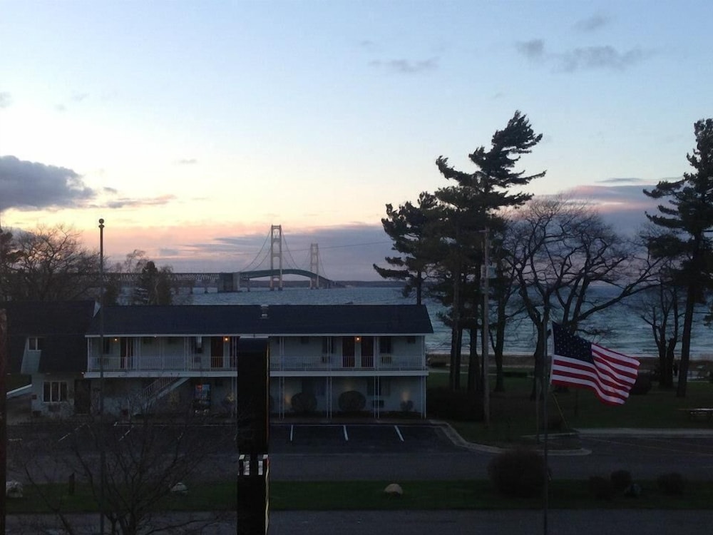 Super 8 by Wyndham Bridgeview of Mackinaw City - photo 36