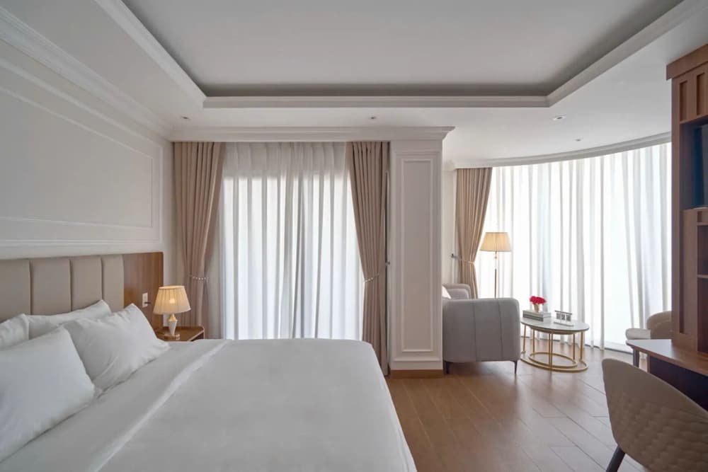 Lyns Hotel — hotel in Nhon Trach