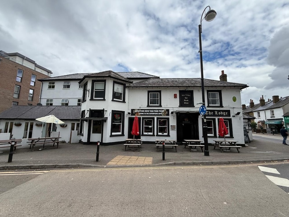 OYO The Watermans Arms Hersham — 4-Star Luxury Hotel in Walton-On-Thames, United Kingdom