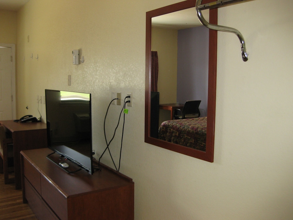 Scottish Inn and Suites - photo 13