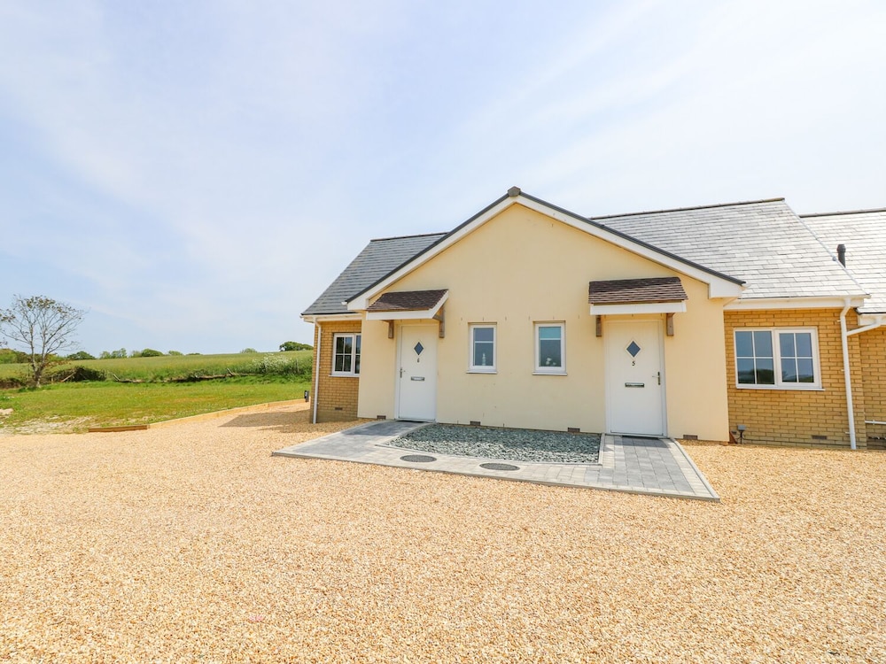 6 Yarmouth Cottages in Freshwater, United Kingdom