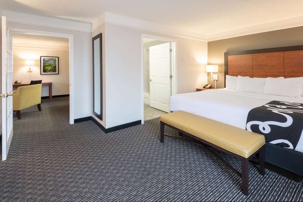 La Quinta Inn & Suites by Wyndham San Antonio Riverwalk - photo 38