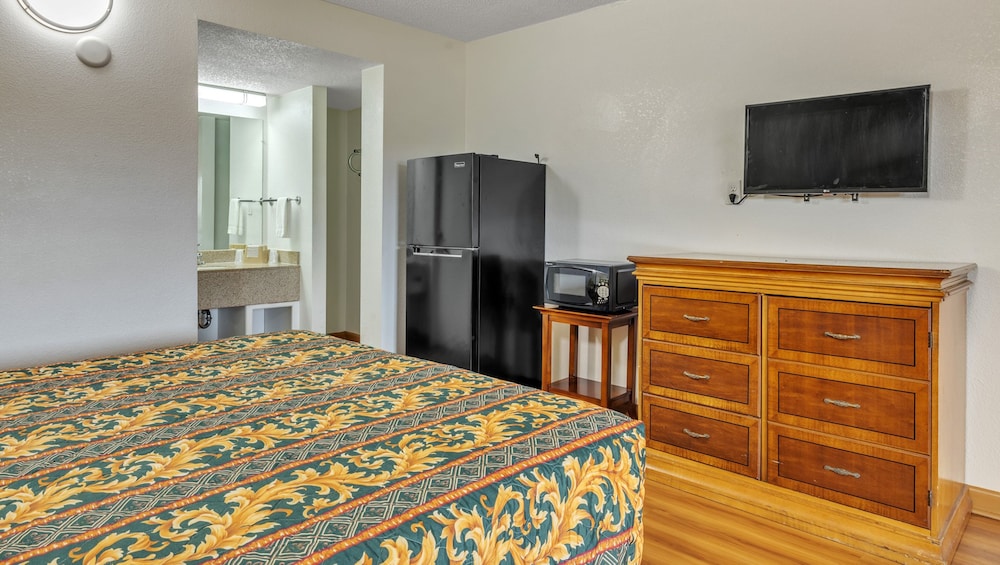 Studios and Suites 4 Less Emporia - photo 12