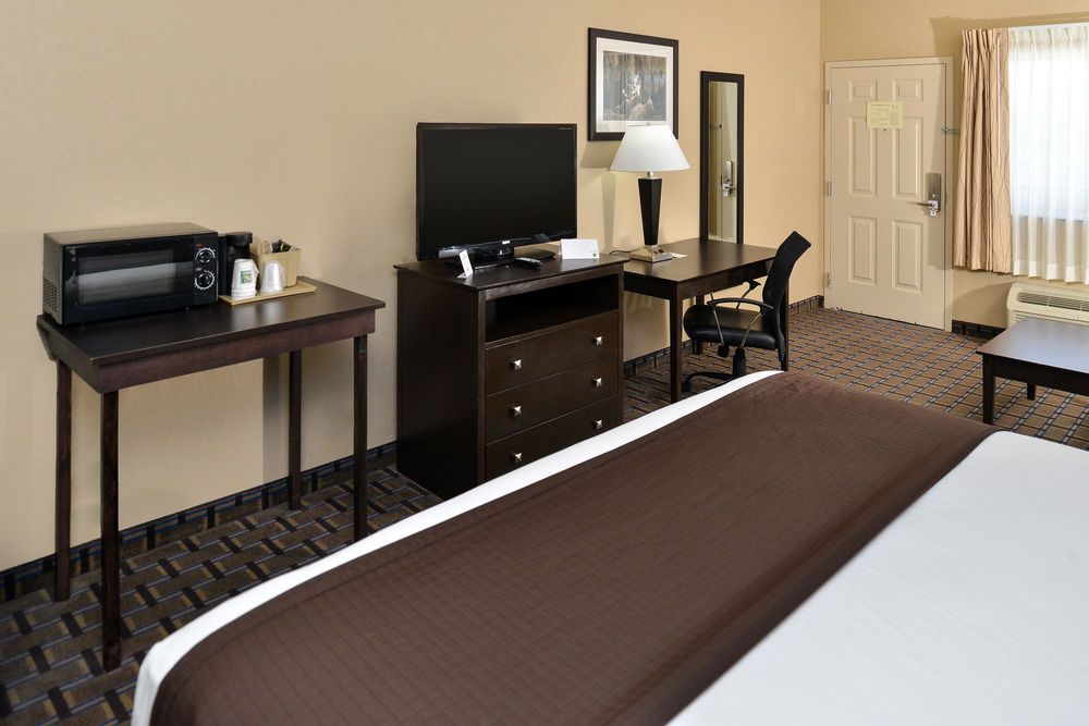 Quality Inn & Suites Carrizo Springs North - photo 21