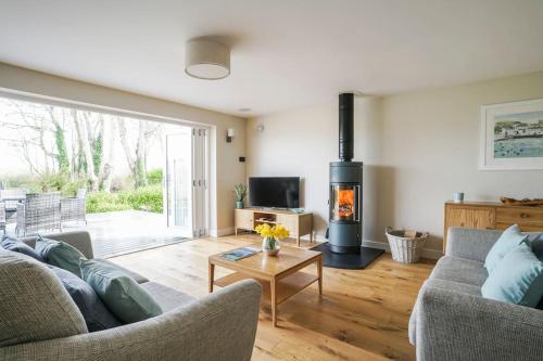 Luxury retreat with hot tub & wood burner Mylor in Falmouth, United Kingdom