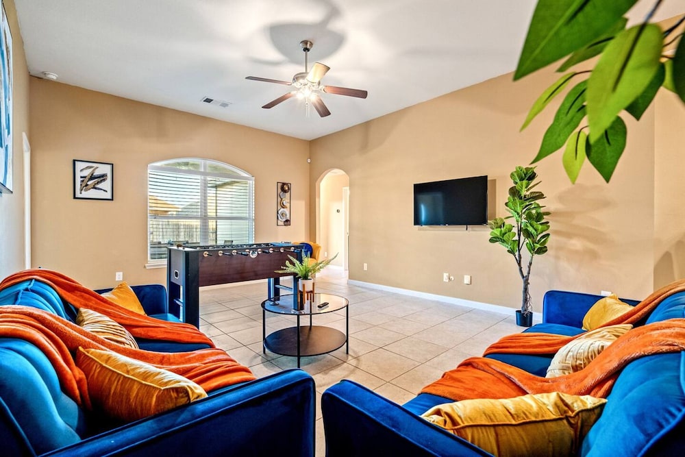 Spacious One Level Home Calm Neighborhood Yard 20755996 — Crowley