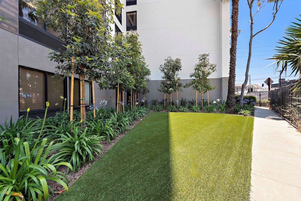 Hampton Inn by Hilton Los Angeles Airport - photo 32