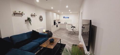 Abbey Corner by Nivaas 2 Located in the heart of the city centre 5 minute walk to train station 20 minutes to London via train