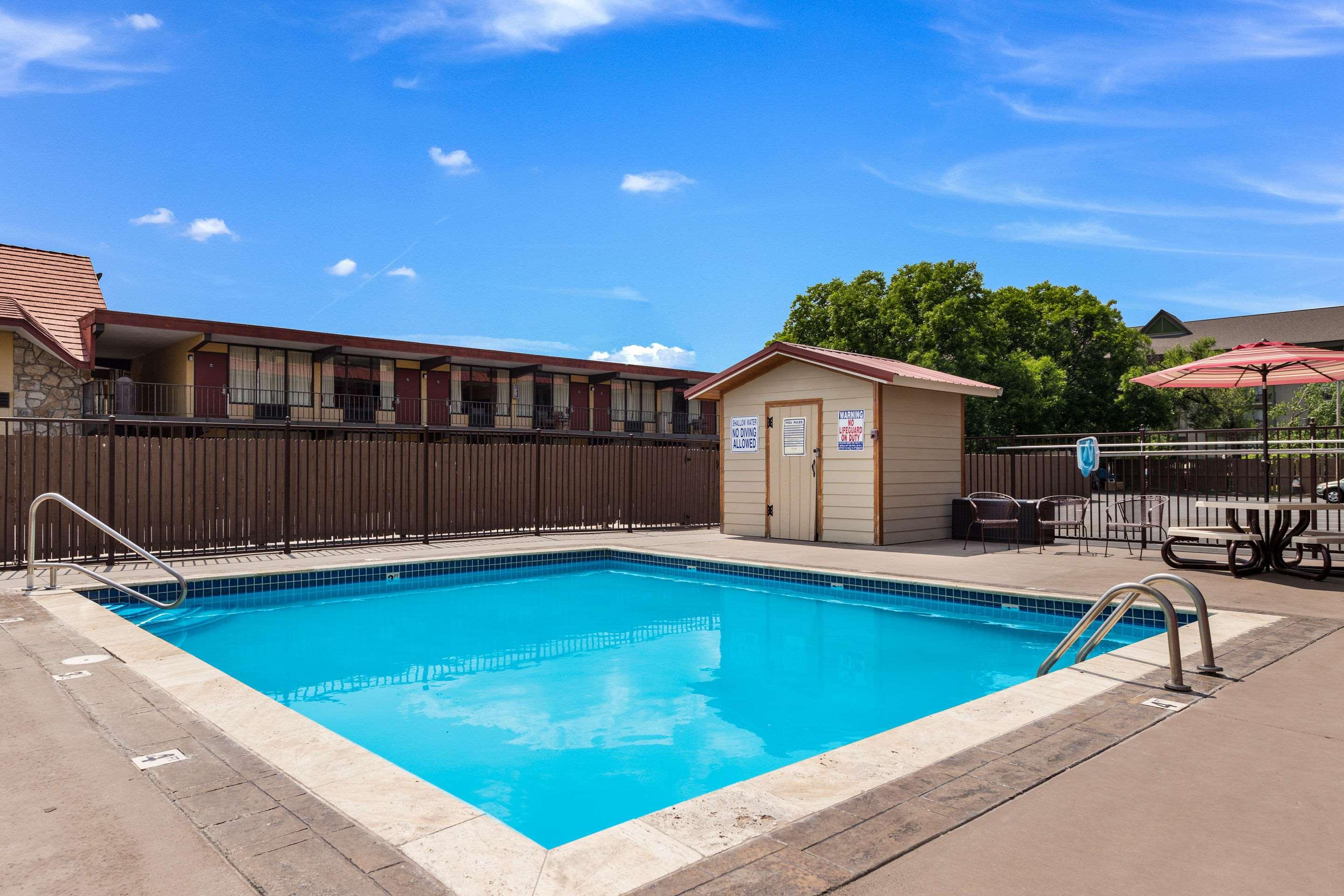 Econo Lodge Pigeon Forge TN - photo 5