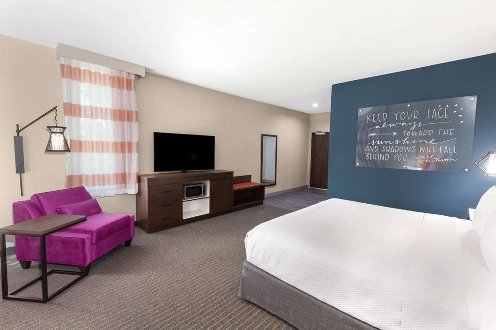 La Quinta Inn & Suites by Wyndham Houston East at Sheldon Rd - photo 13