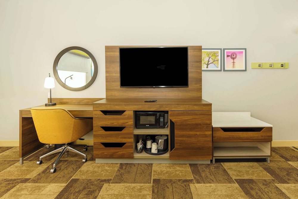 Hampton Inn Garden City - photo 9