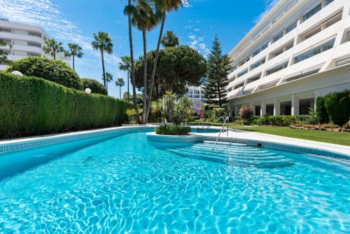 Sea view 2 bedroom apartment with pool — 4-Star Luxury Hotel in Marbella, Spain