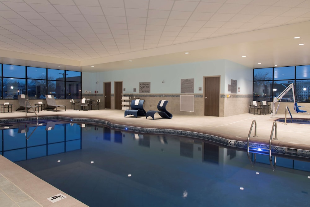 Hampton Inn & Suites Grand Rapids Downtown - photo 46