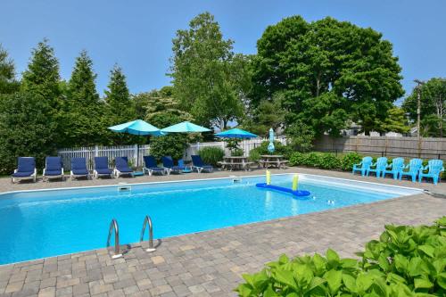 Heated Pool AC 1 2 Mile to Beach in Harwich, United States